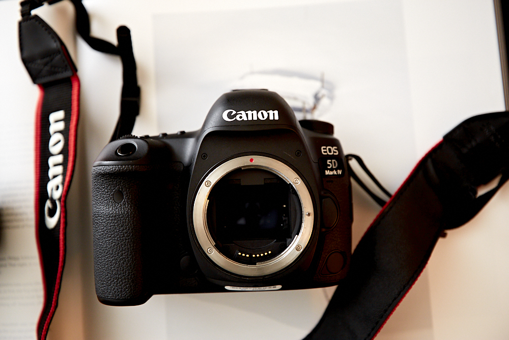 Canon 5D Mark IV در دست عکاس پرتره در فضای باز
