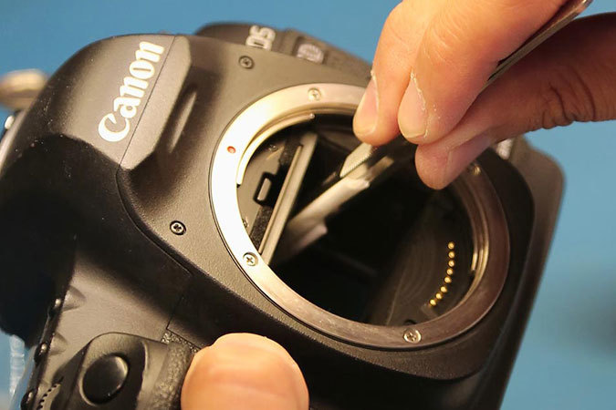تمیز کردن سنسور دوربین: نکاتی برای از بین بردن لکه های و گردو غبار ها از حسگر دوربین
